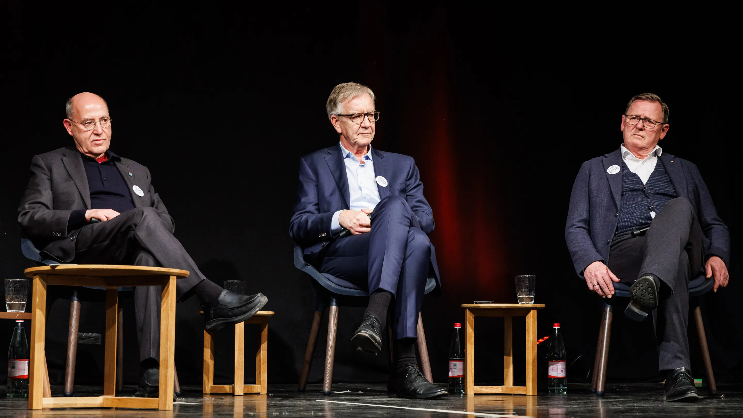 Gregor Gysi, Dietmar Bartsch und Bodo Ramelow sitzend auf einem Podium