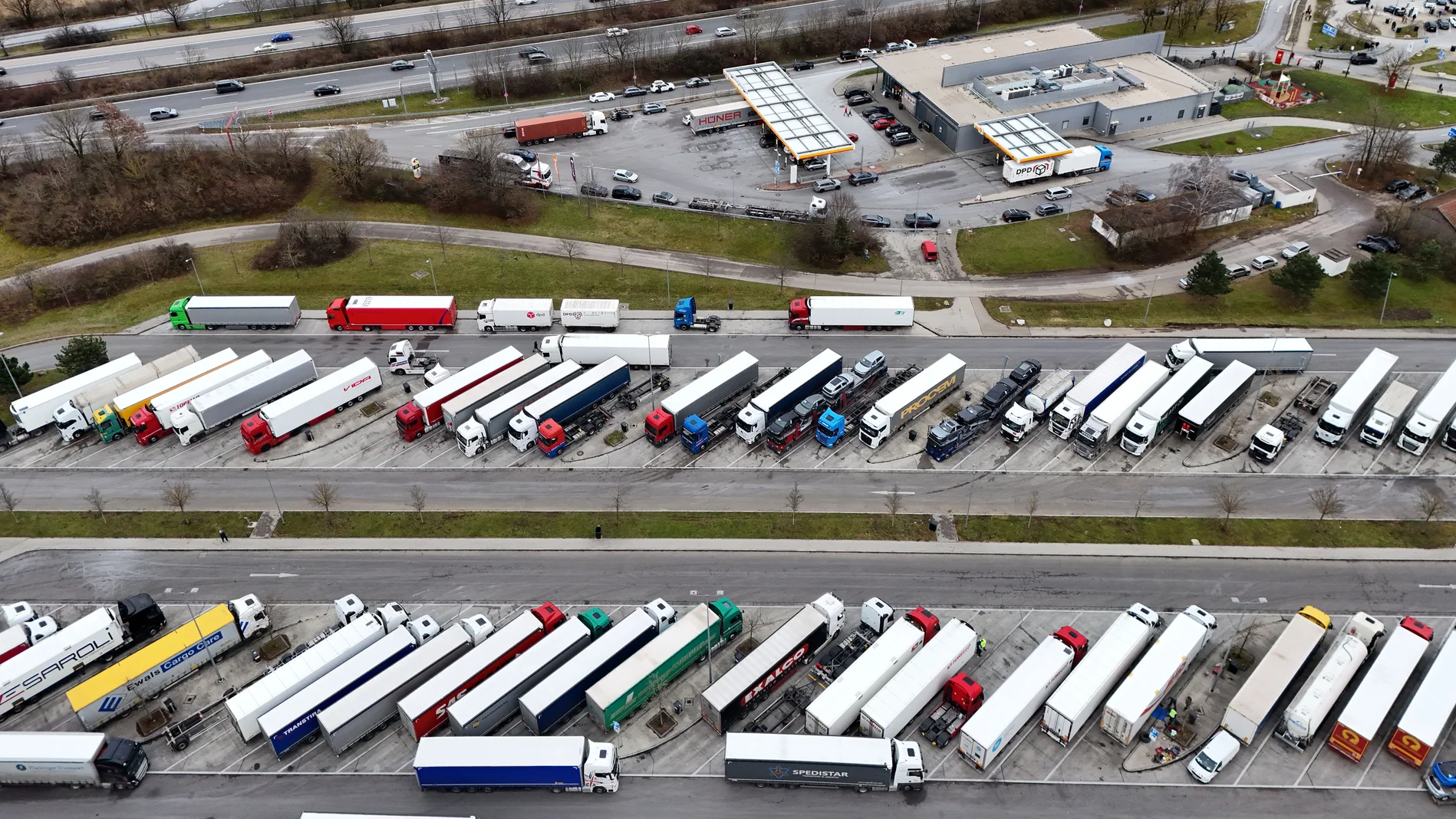 Alle LKW Parkplätze an der Autobahn Raststätte sind belegt.