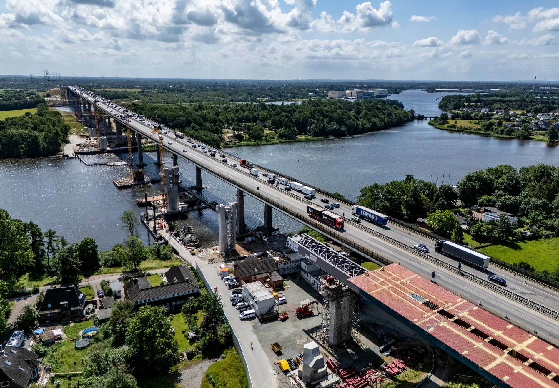 Brückenbau: Investitionen in die Straßen-Infrastruktur Verkehr rollt über die Rader Hochbrücke, während parallel dazu der Vorschub der neuen Brücke begonnen hat.