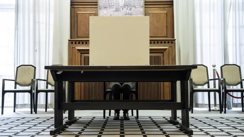 Symbolfoto: Wahl / Briefwahl zum Deutschen Bundestag am 23. Februar 2025, Tamara Vogel, Mitarbeiterin der Bundestagsverwaltung in der Wahlkabine, Briefwahlstelle im Rathaus Schöneberg