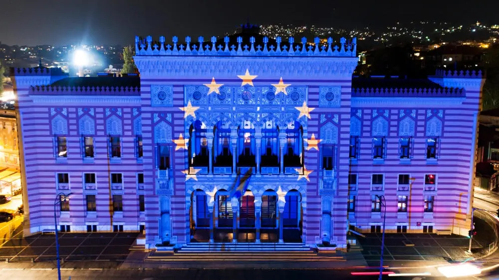 Die Flagge der Europäischen Union wird auf das Gebäude der Nationalbibliothek in Sarajevo, Bosnien, projiziert.