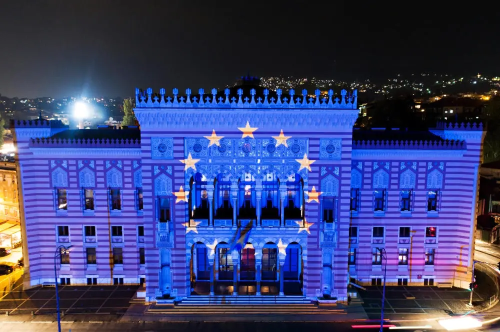 Beitrittsverhandlungen Bosnien-Herzegowina Die Flagge der Europäischen Union wird auf das Gebäude der Nationalbibliothek in Sarajevo, Bosnien, projiziert.
