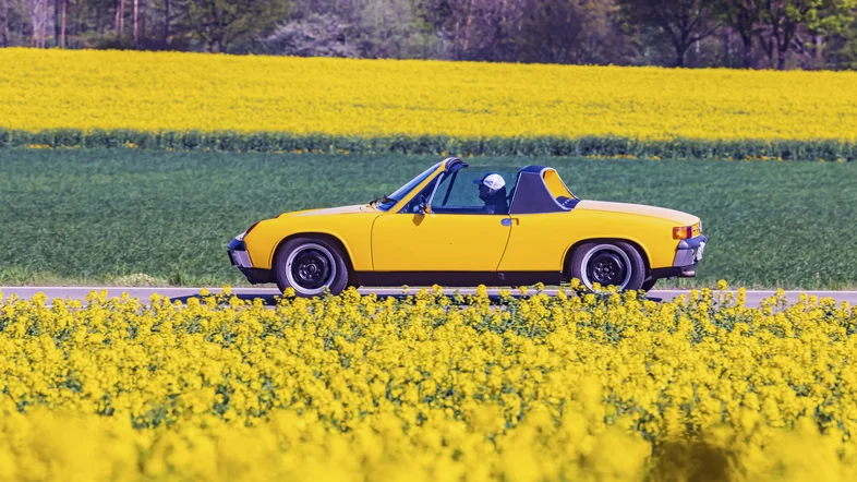 Auto auf einer Landstraße