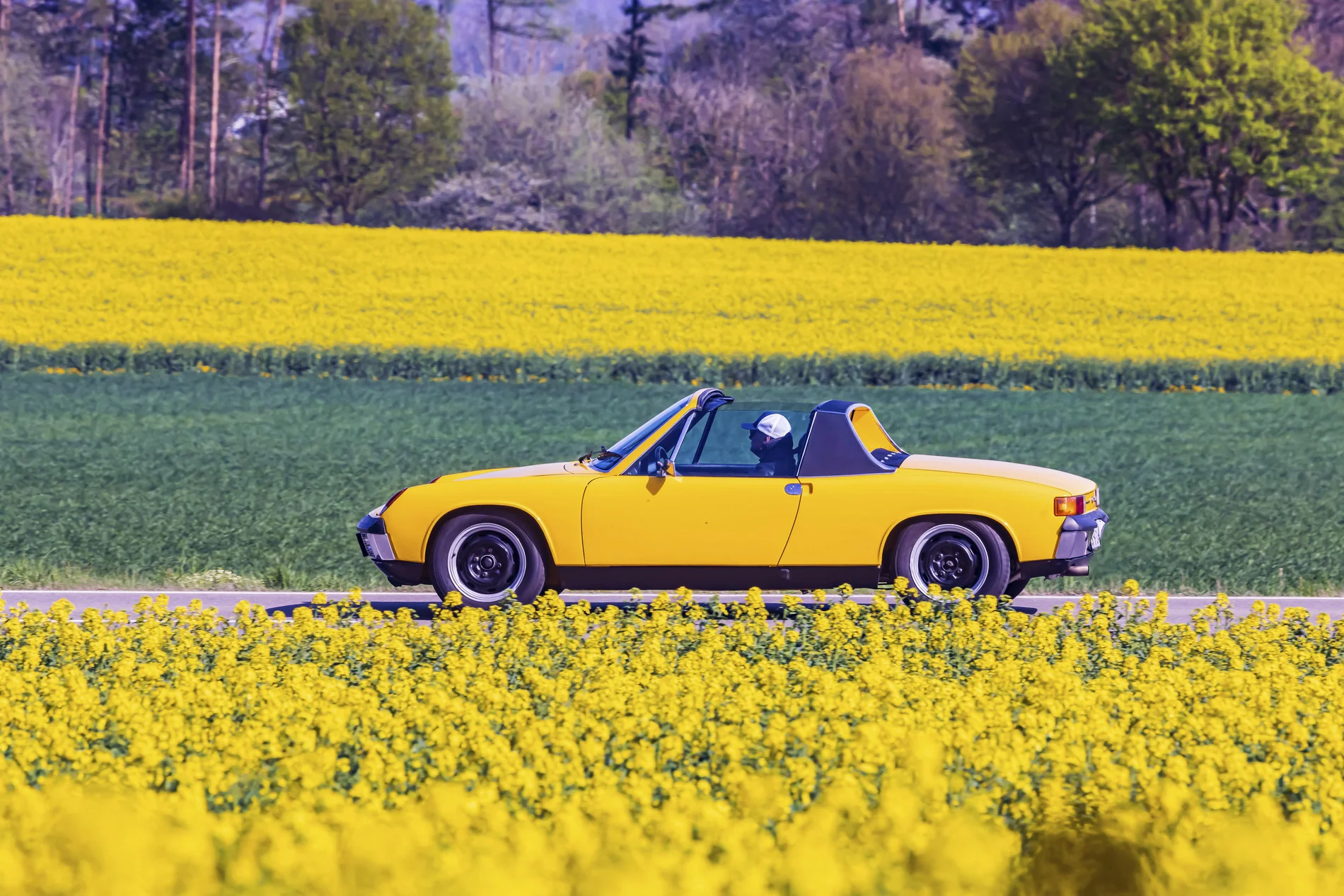 Auto auf Landstraße