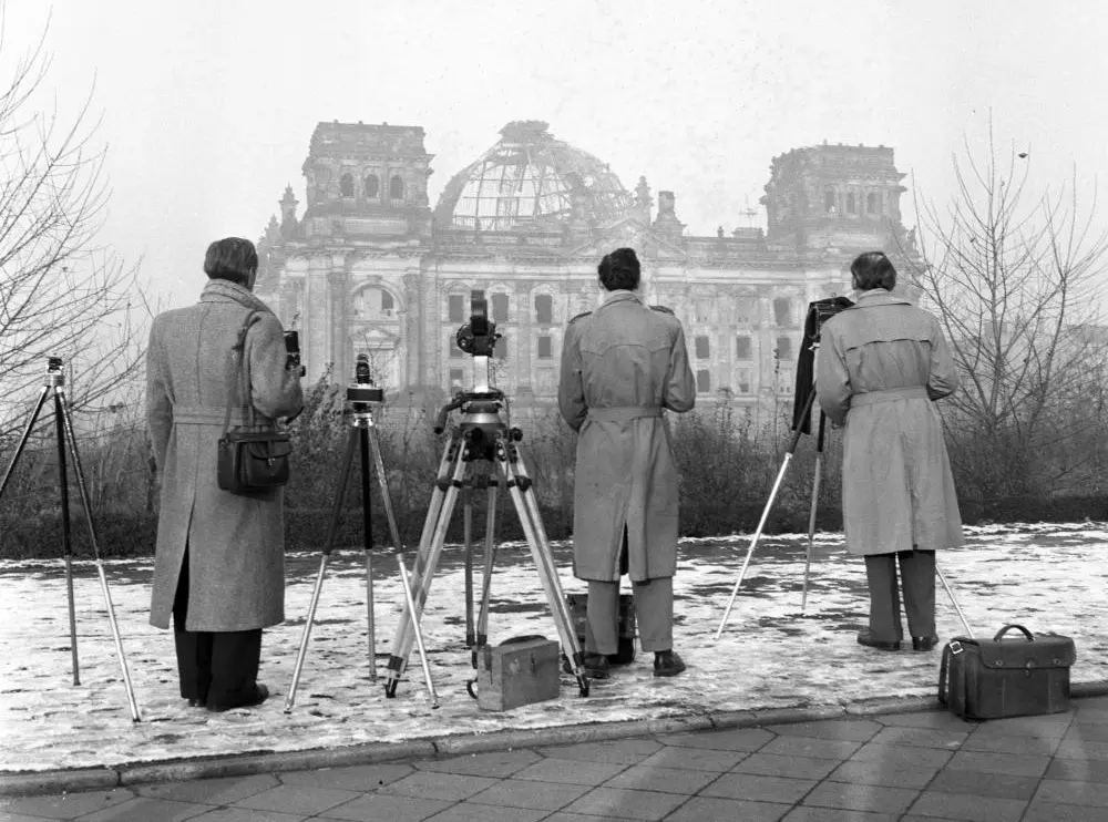 Sprengung der Reichstagskuppel Bildberichterstatter fotografieren die Sprengung der Reichstagskuppel