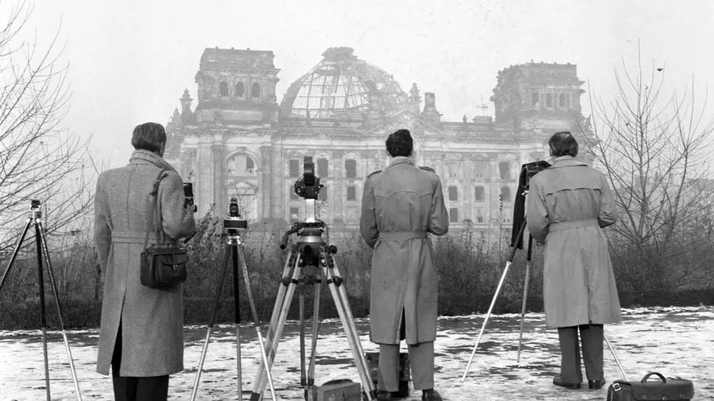 Sprengung der Reichstagskuppel Bildberichterstatter fotografieren die Sprengung der Reichstagskuppel
