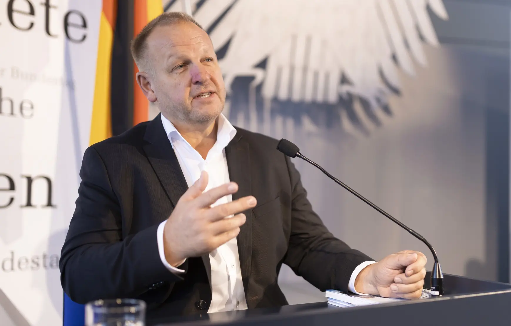 Kay-Uwe Ziegler Kay-Uwe Ziegler am Rednerpult mit Mikrofon