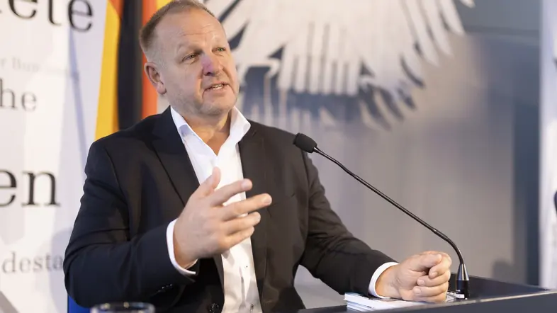Kay-Uwe Ziegler am Rednerpult mit Mikrofon
