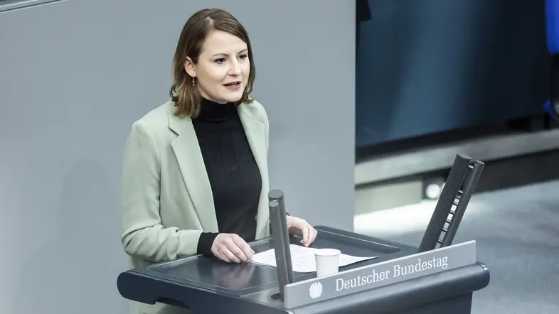 Annika Klose steht am Rednerpult im Deutschen Bundestag.