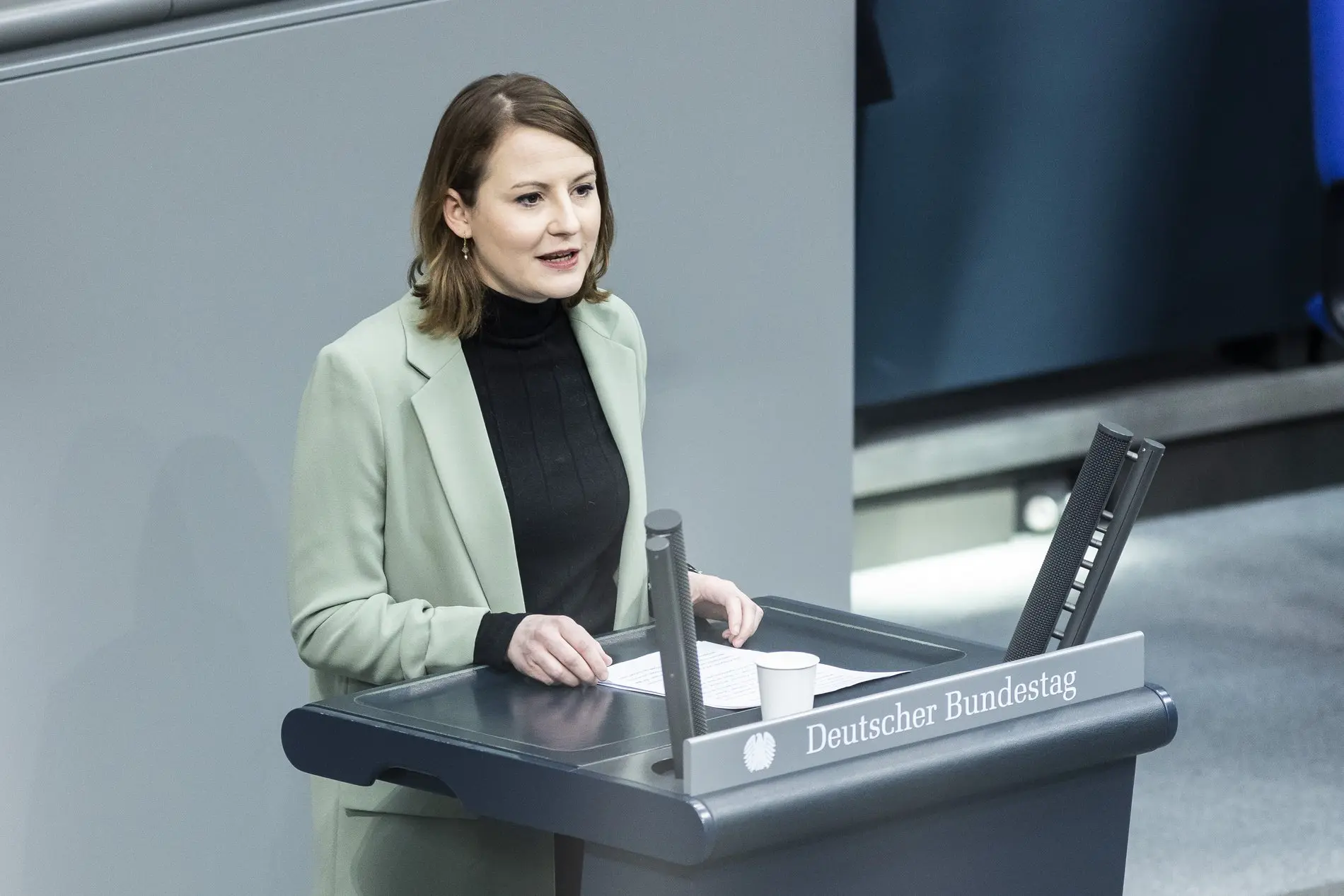 Annika Klose steht am Rednerpult im Deutschen Bundestag.
