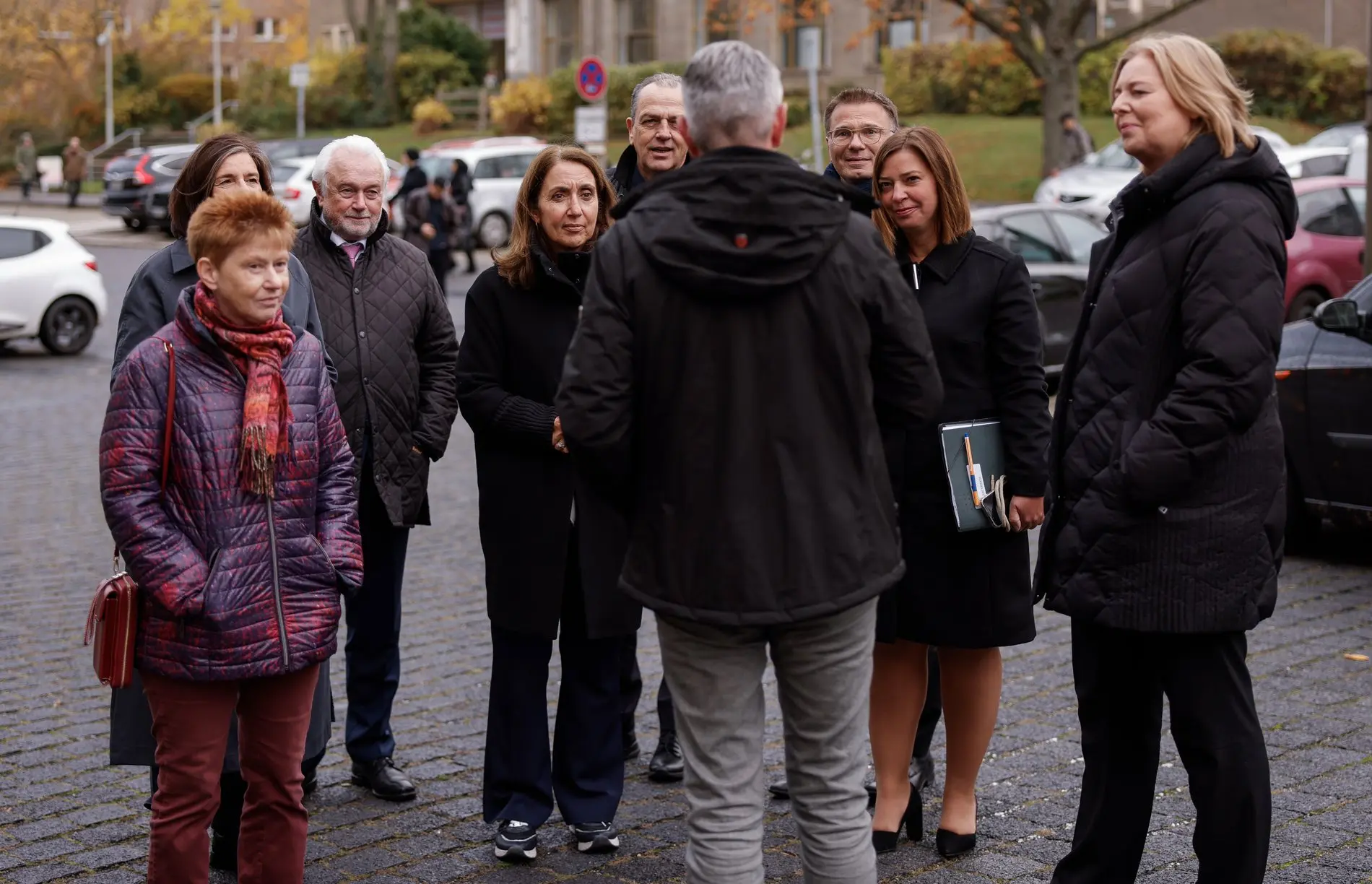 Das Bild zeigt die Mitglieder des Bundestagspräsidiums auf dem Gelände der ehemaligen Stasi-Zentrale in Berlin.