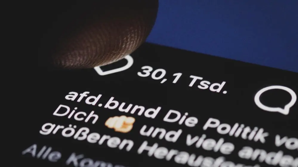 Der Instagram-Account der AfD auf einem Smartphone
