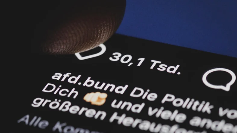 Der Instagram-Account der AfD auf einem Smartphone