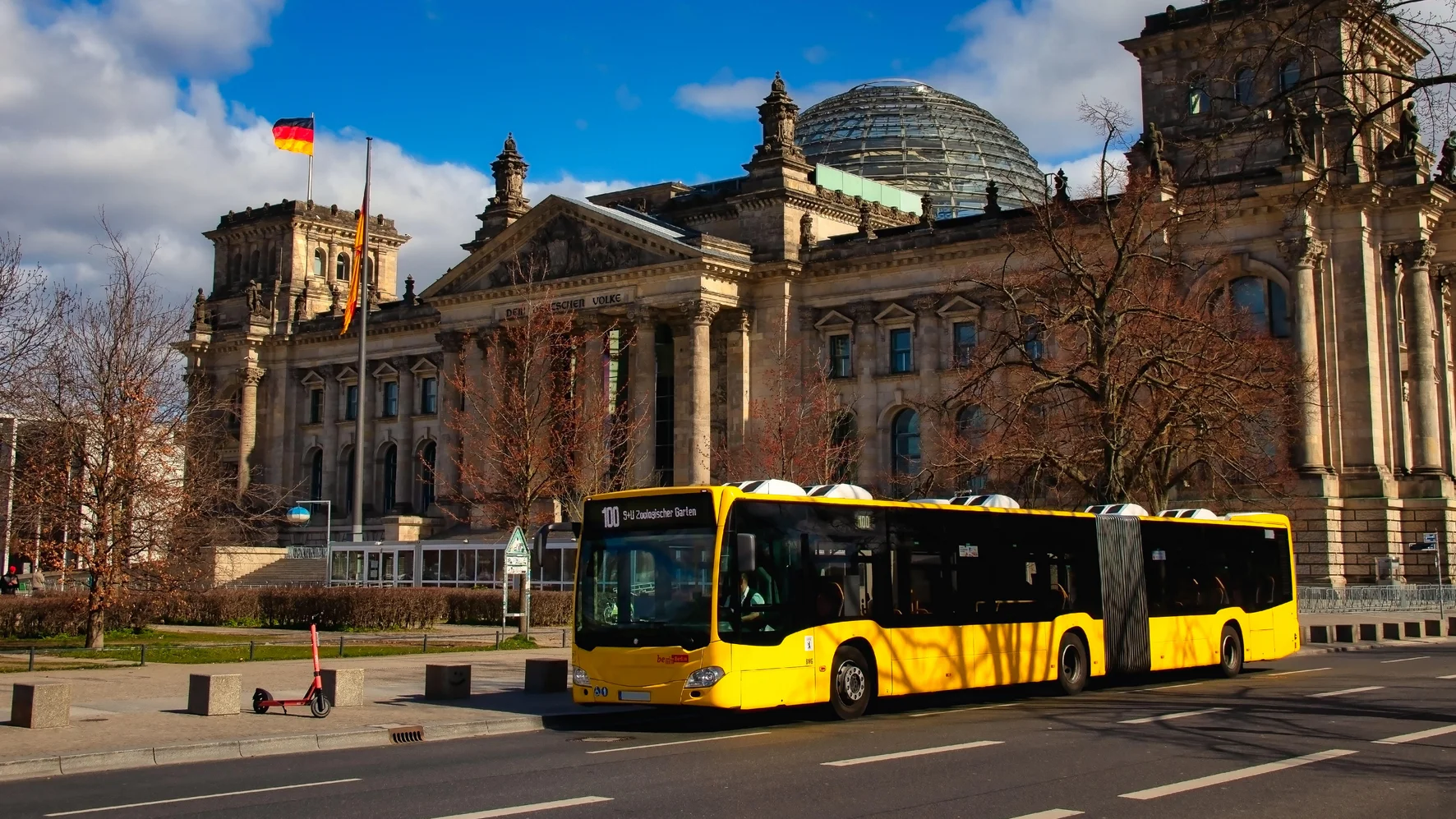 Bus der Berliner Verkehrsbetriebe BVG vor dem Reichstagsgebäude