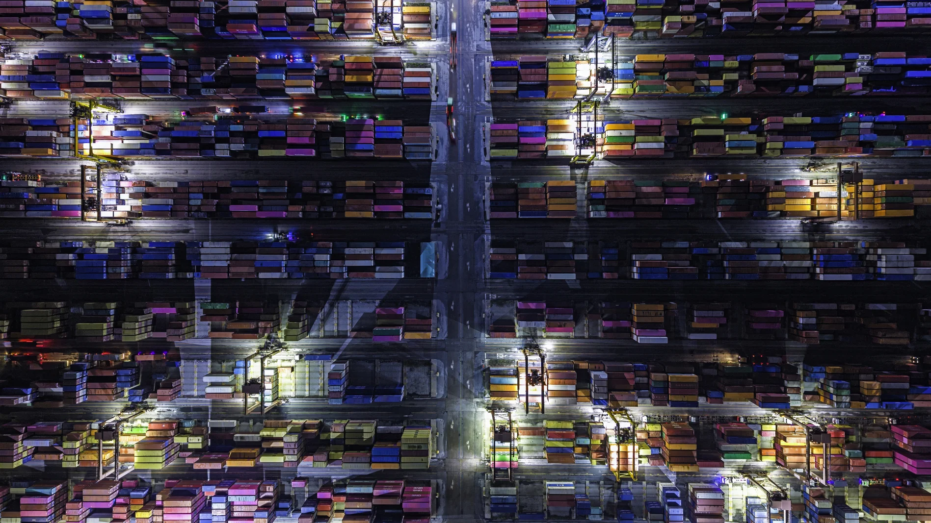 Blick auf Unmengen von Fracht-Containern