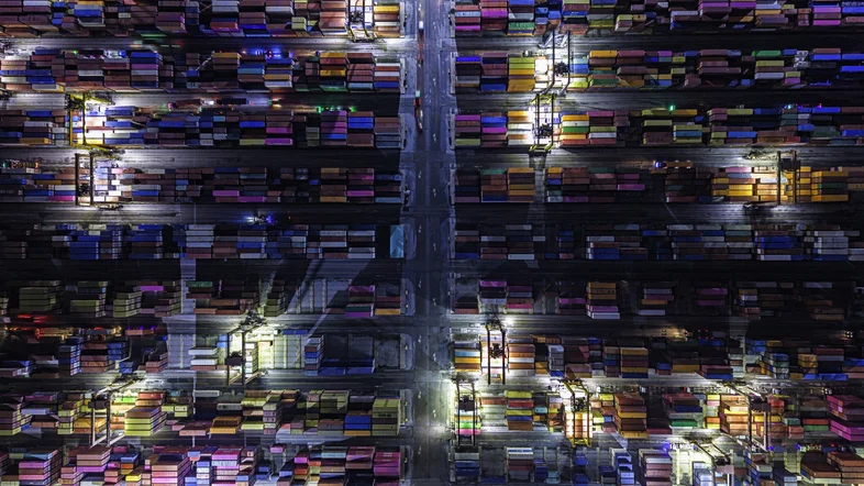Blick auf Unmengen von Fracht-Containern