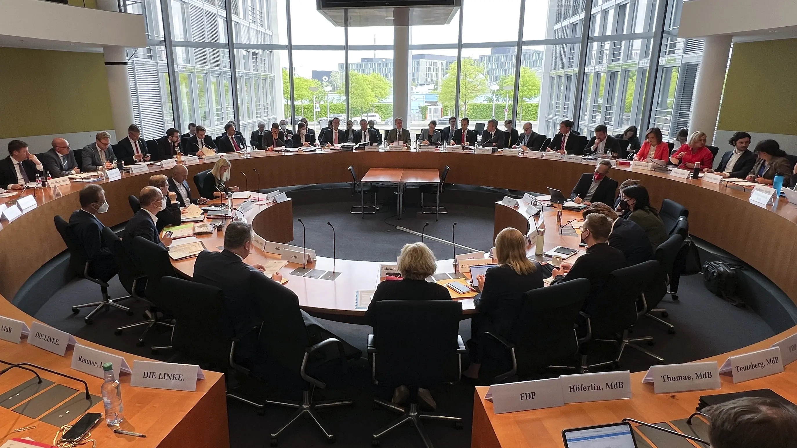Im Bundestag soll mehr öffentlich getagt werden Ein voll besetzter Ausschusssaal