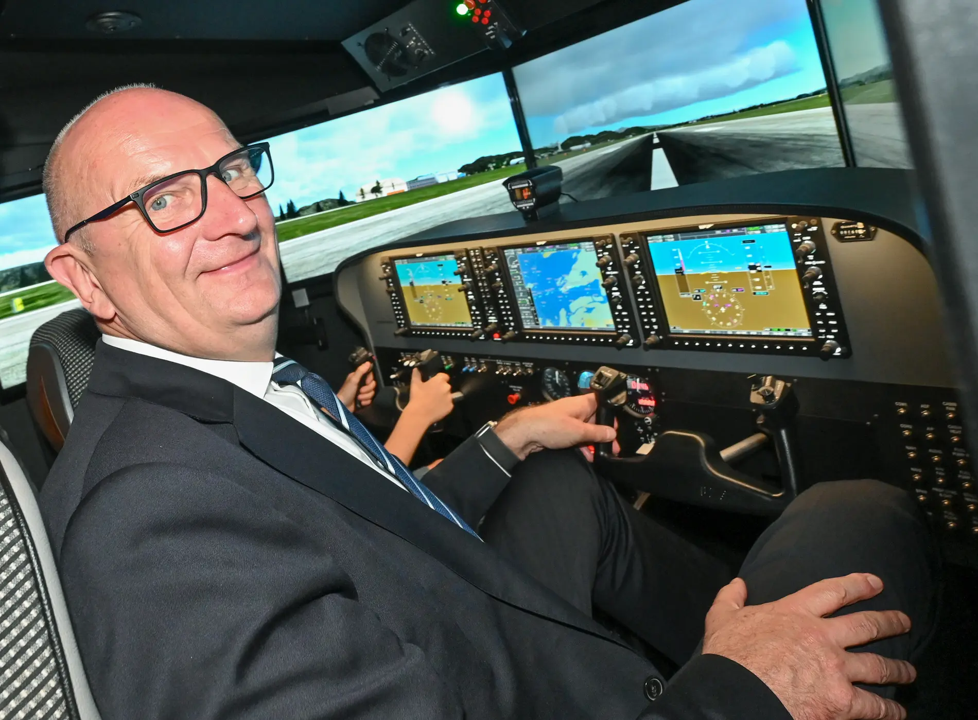 Dietmar Woidke Dietmar Woidke (SPD) sitzt in einem Flugsimulator