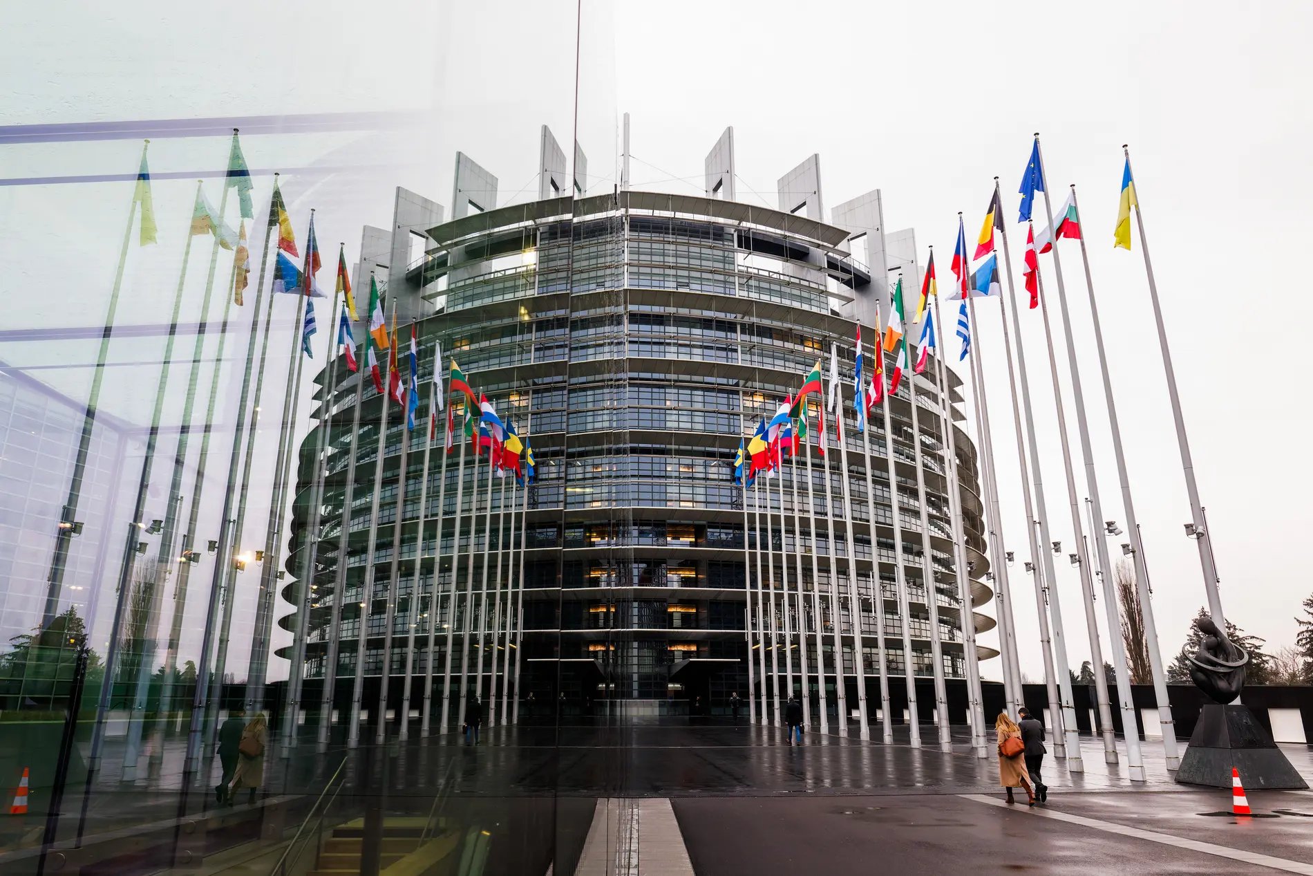 Europaparlament in Straßburg Fahnen vor dem Europäischen Parlament