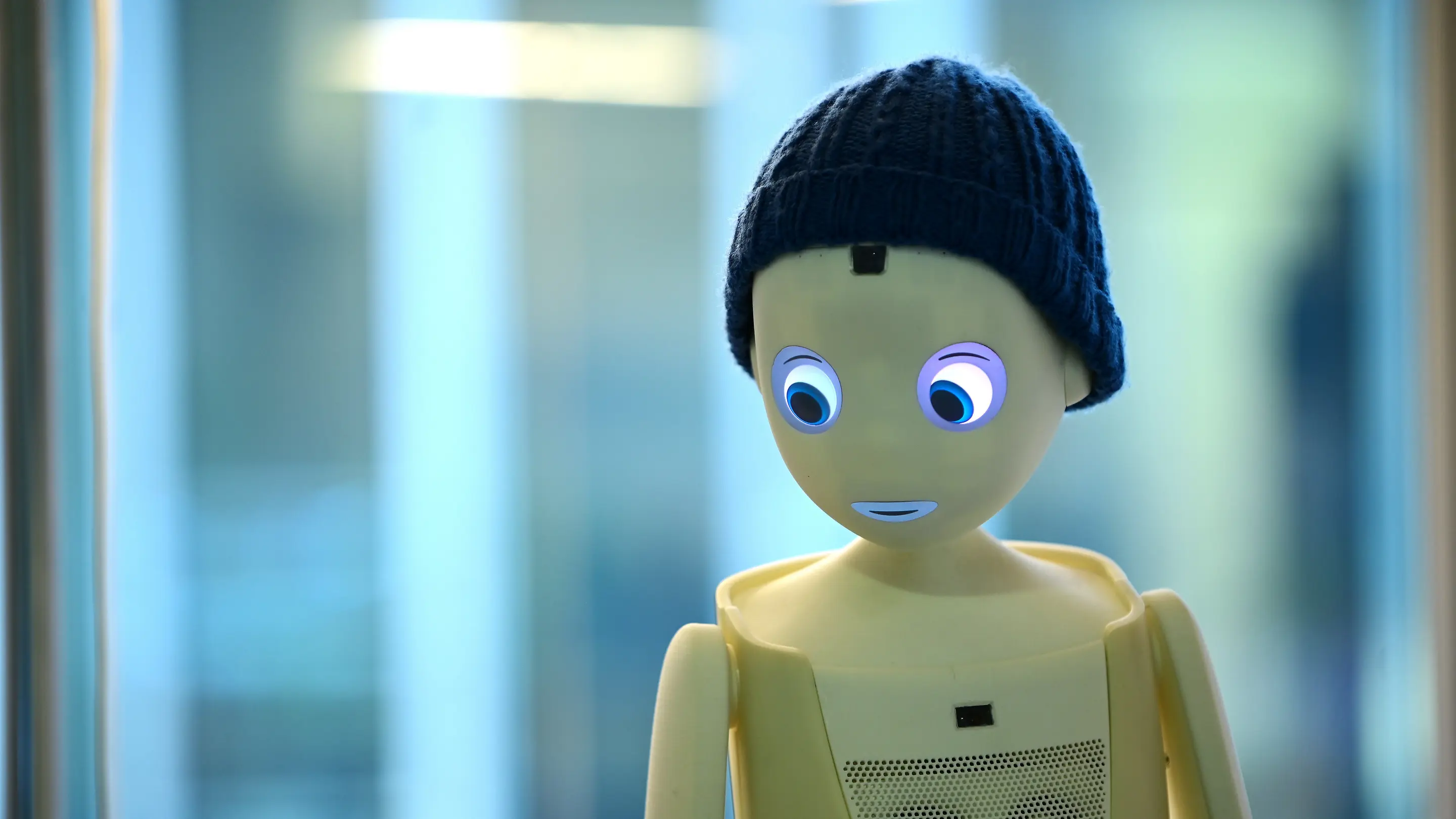 Pflegeroboter der Firma Navel Robotics München Ein Pflegeroboter mit einer blauen Wollmütze und großen Augen
