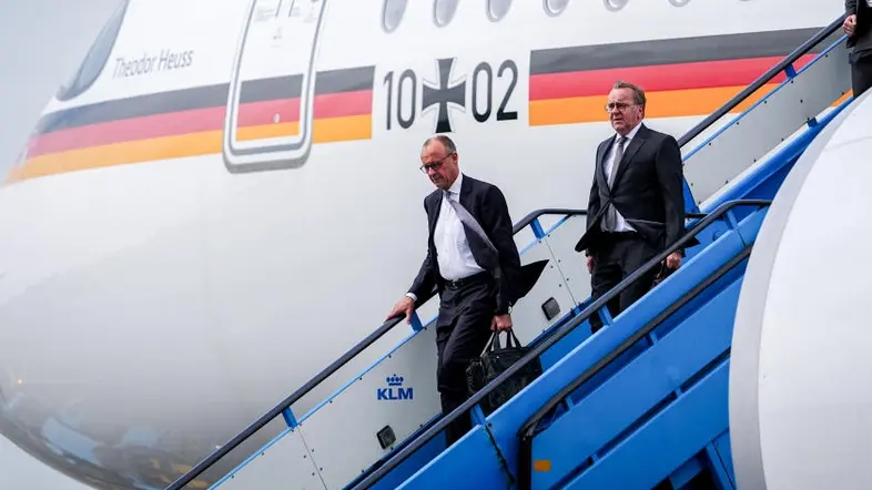 Friedrich Merz und Boris Pistorius steigen aus dem Regierungsflieger