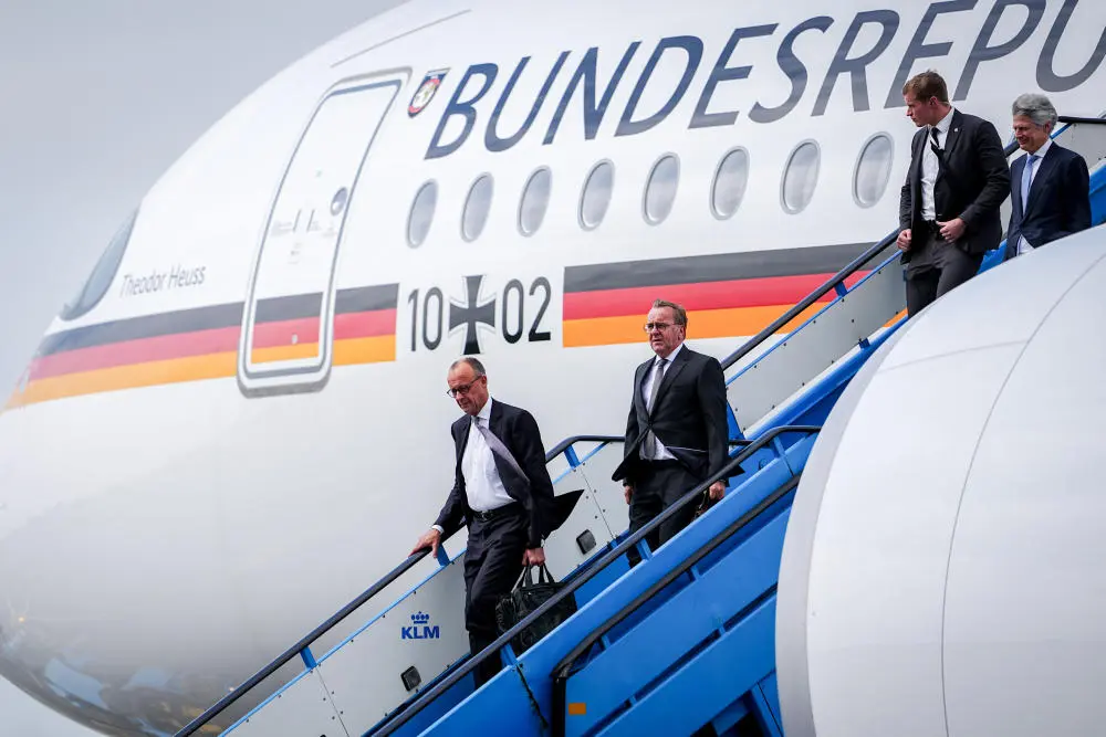 Friedrich Merz und Boris Pistorius Friedrich Merz und Boris Pistorius steigen aus dem Regierungsflieger
