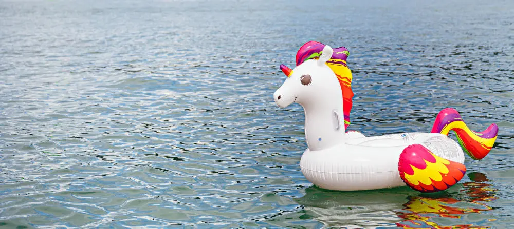 Beliebtes Fabelwesen: das Einhorn. In der Wirtschaft steht es für junge Unternehmen mit einem Wert von mehr als einer Milliarde Euro. Einhornwassertier auf einem See