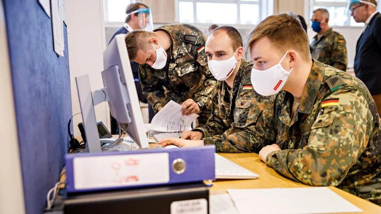 Soldaten mit FFP2-Masken am Computer