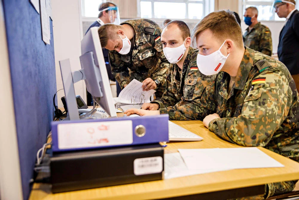 Soldaten mit FFP2-Masken am Computer