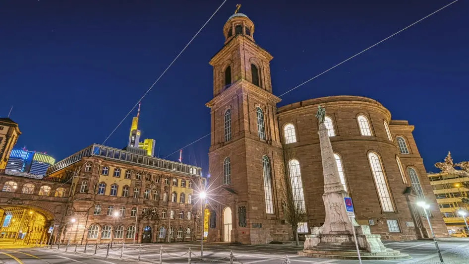 Frankfurter Paulskirche Blick auf die beleuchtete Frankfurter Paulskirche