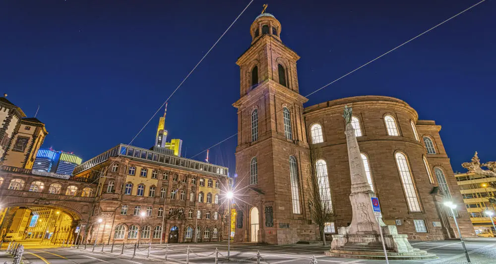 Blick auf die beleuchtete Frankfurter Paulskirche