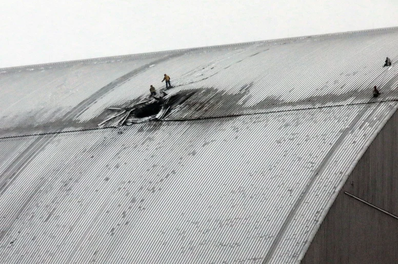 Menschen auf der Schutzhülle des ukrainischen Atomkraftwerks Tschernobyl.