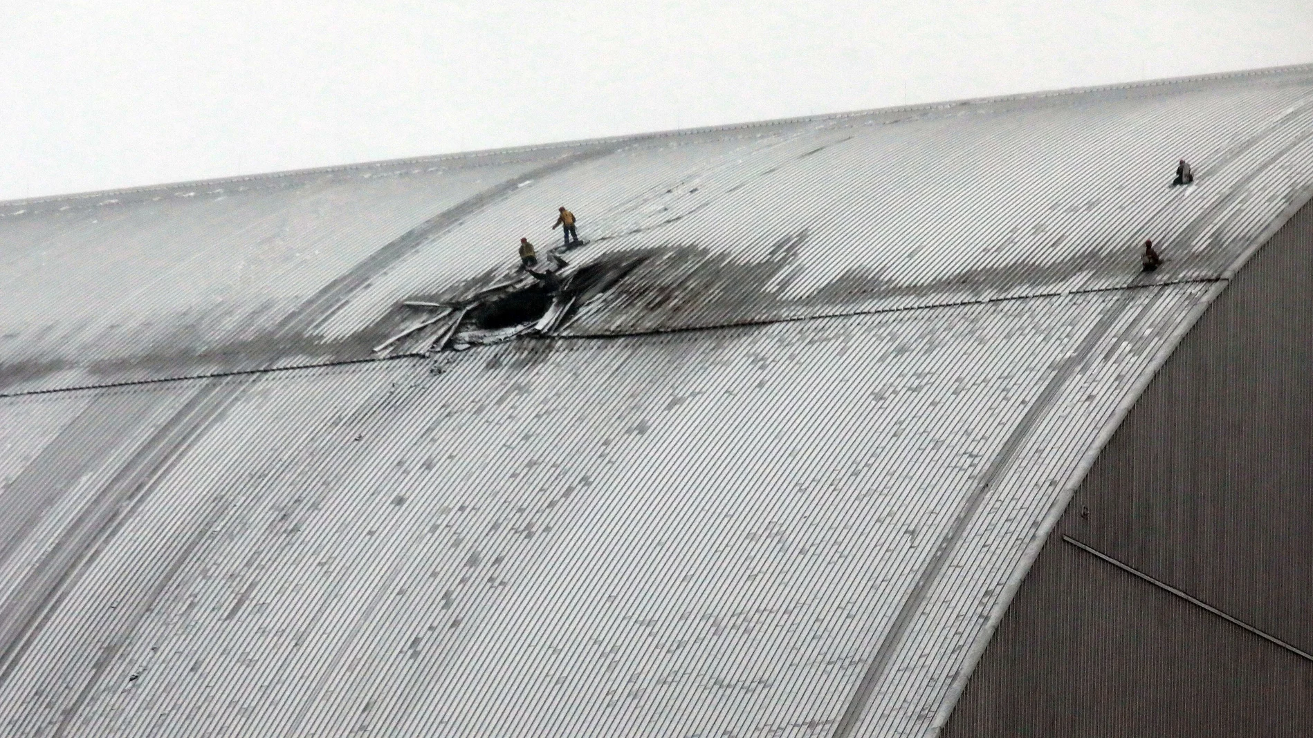 Menschen auf der Schutzhülle des ukrainischen Atomkraftwerks Tschernobyl.