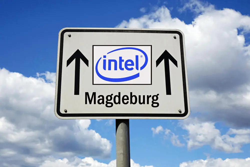 Verkehrsschild mit Intel-Aufkleber Das Foto zeigt ein Verkehrsschild, das mit einem Aufklaber mit der Aufschrift Intel überklebt ist.