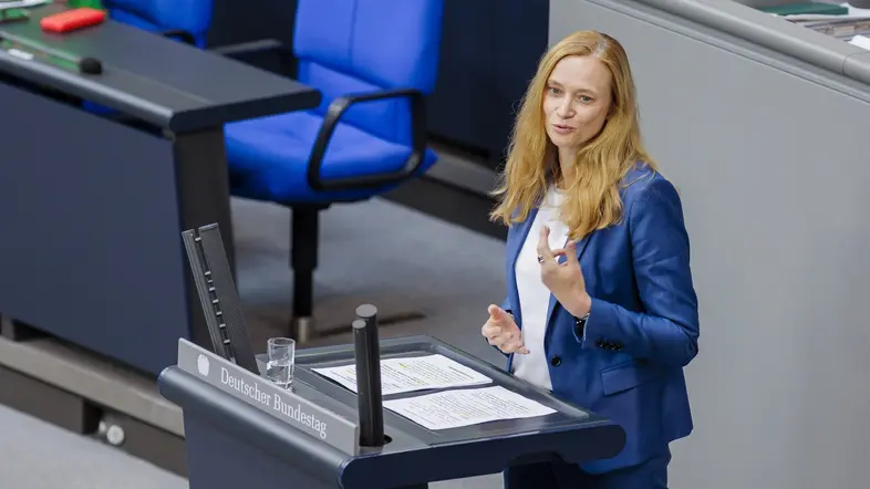 Dorothee Martin hält eine Rede