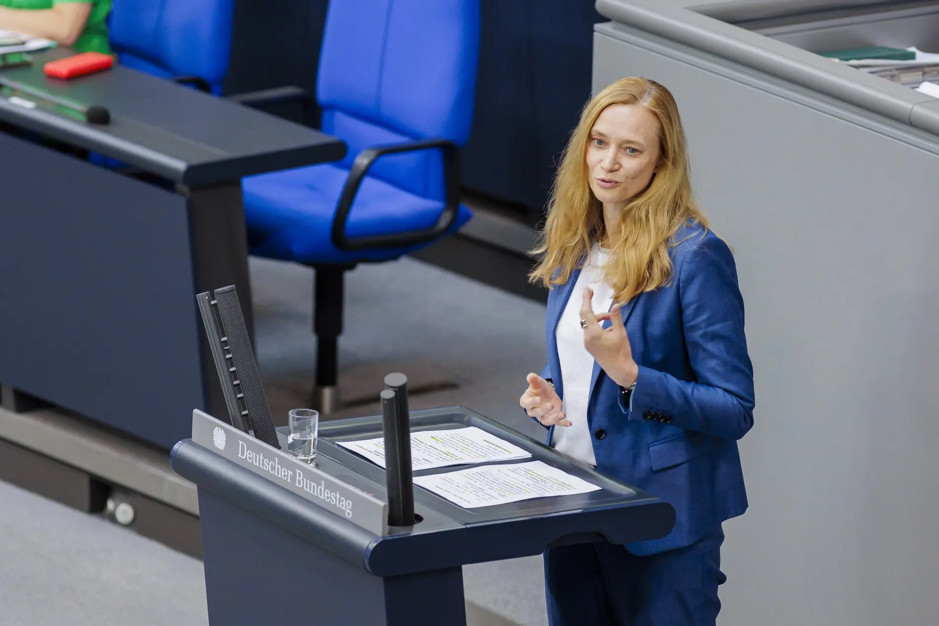 Dorothee Martin hält eine Rede