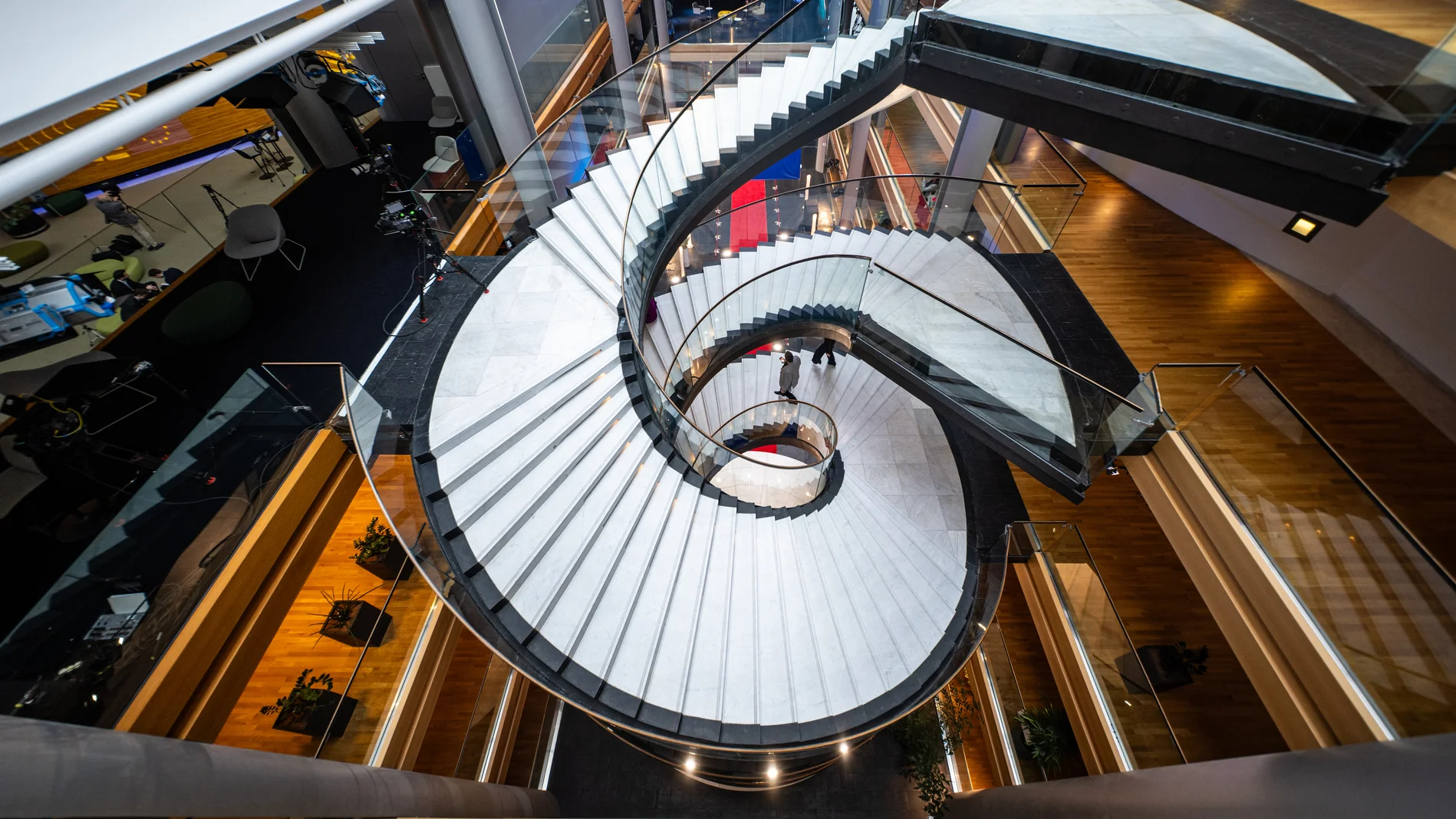 Blick auf die Wendeltreppe im Europäischen Parlament in Straßbourg