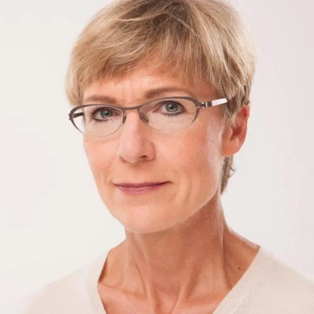 Porträt von Heike Schmoll mit einer Brille.