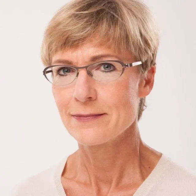 Heike Schmoll Porträt von Heike Schmoll mit einer Brille.
