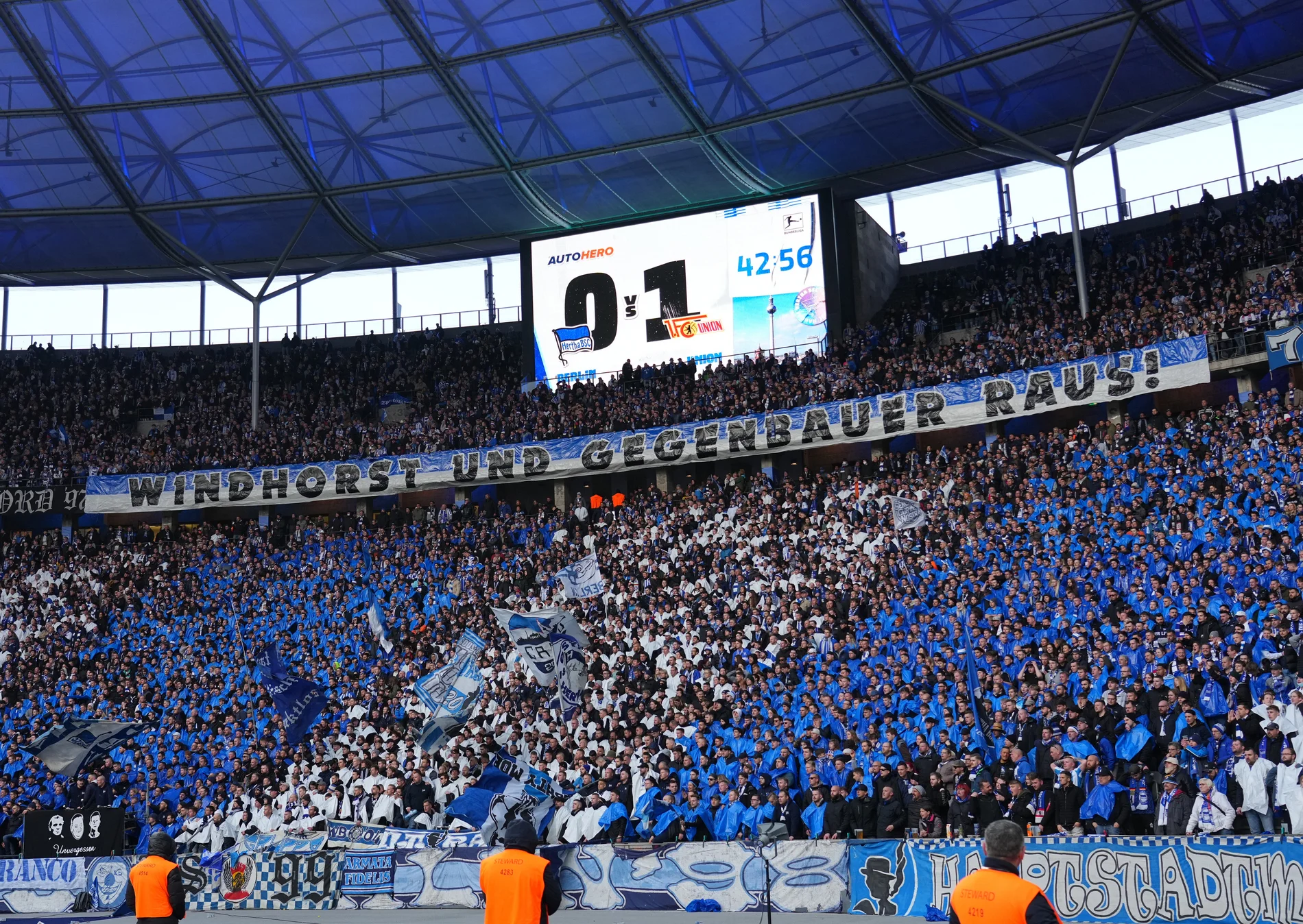Blick auf die Ostkurve im Olympiastadion mit Protest-Banner gegen Lars Windhorst