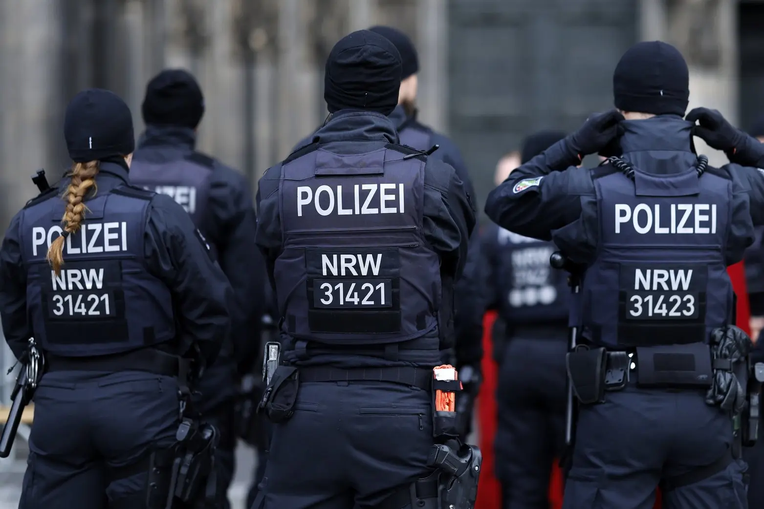 Polizisten vor dem Kölner Dom