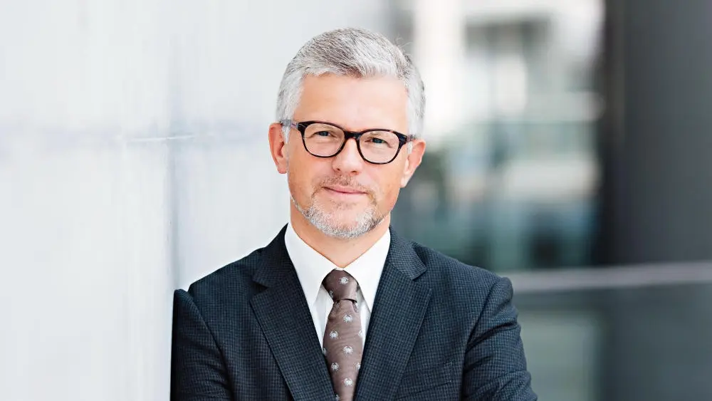 Porträt von Andrij Melnyk mit Brille und grauen Haaren