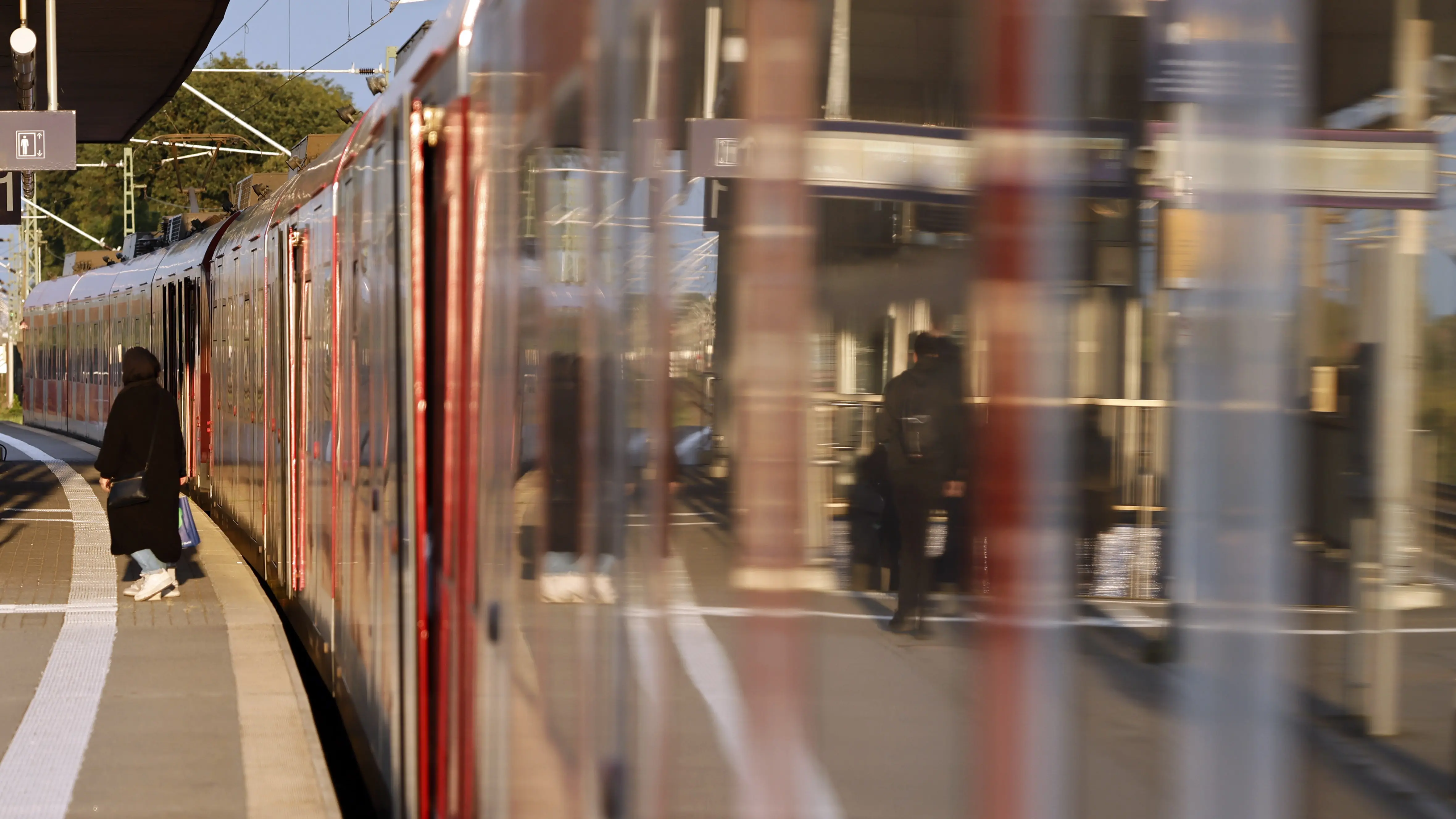 Deutschlandticket Eine S-Bahn hält auf der Bahntrasse
