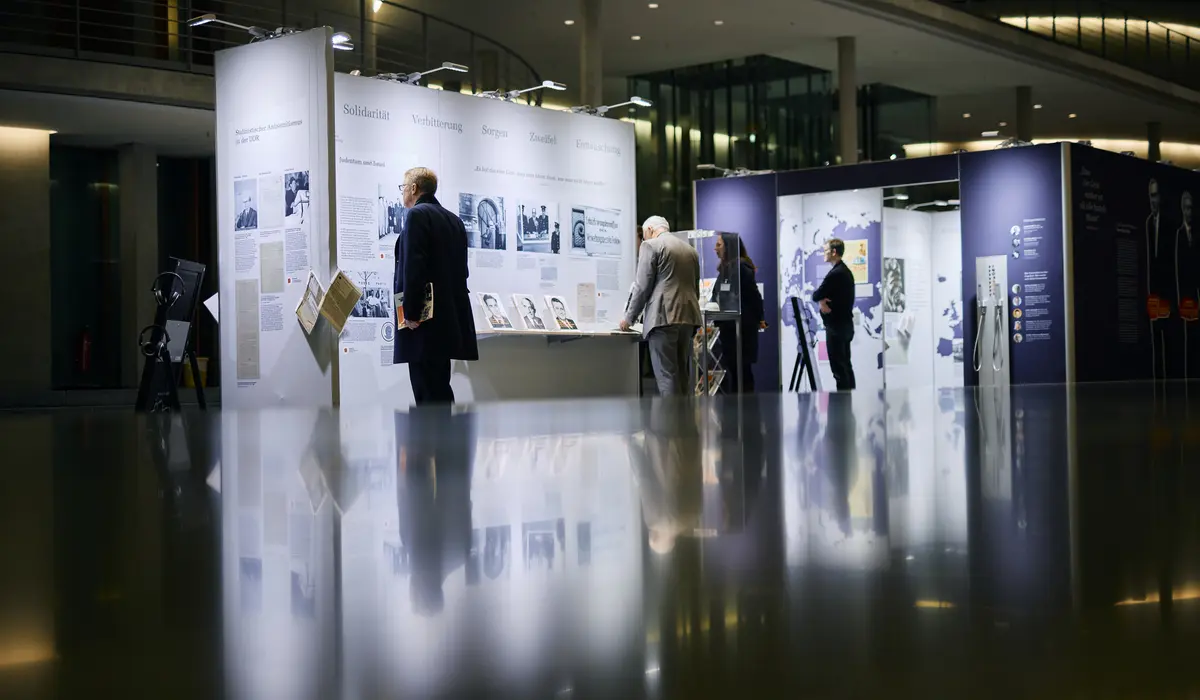 Impressionen der Ausstellung mit Besucherinnen und Besuchern