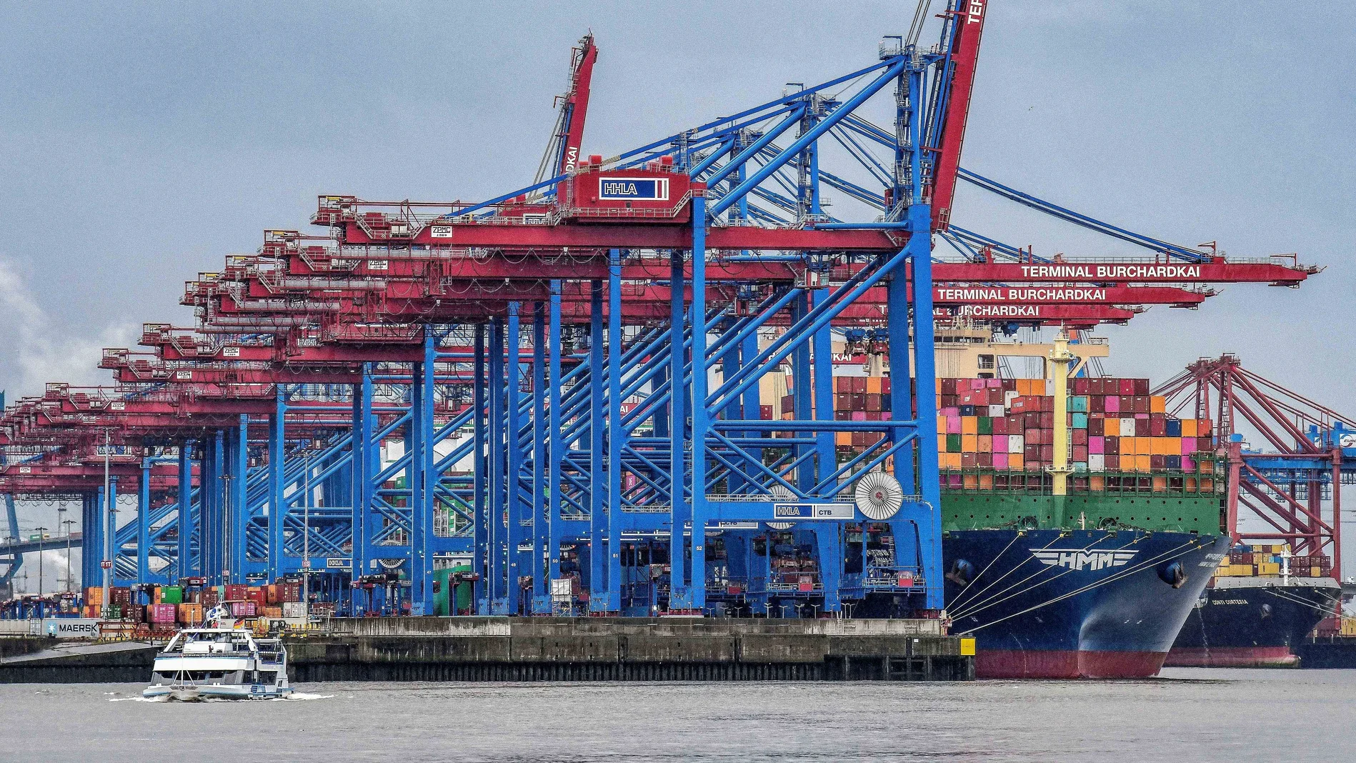 Ein Containerschiff nimmt Ladung auf