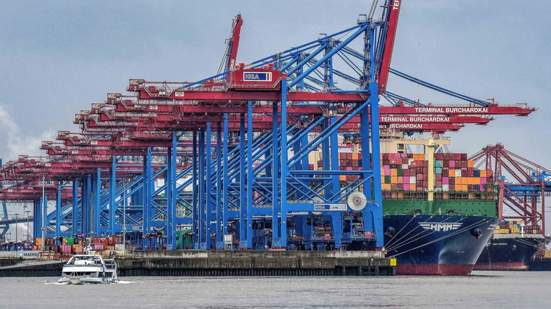 Ein Containerschiff nimmt Ladung auf