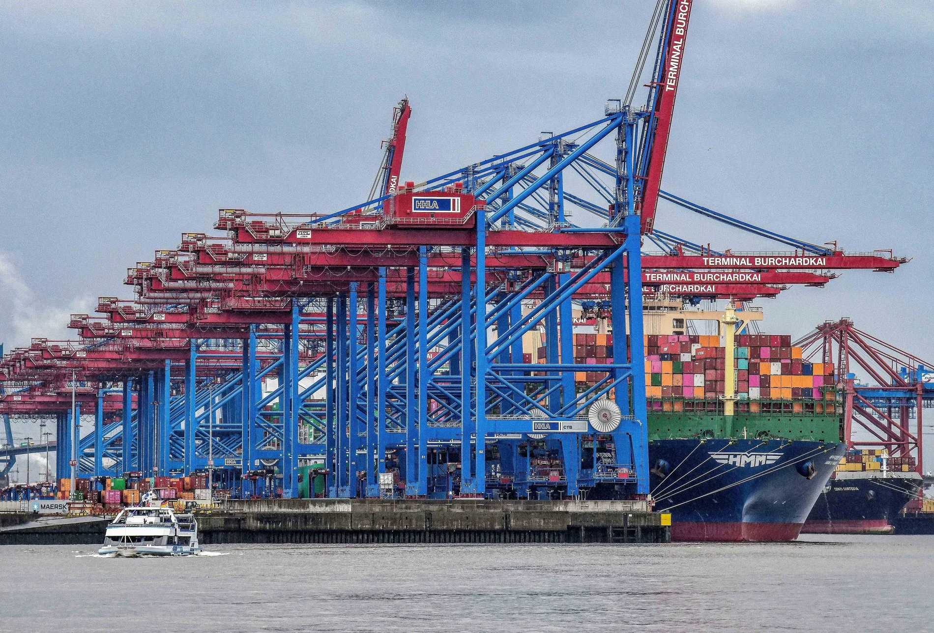 Ein Containerschiff nimmt Ladung auf