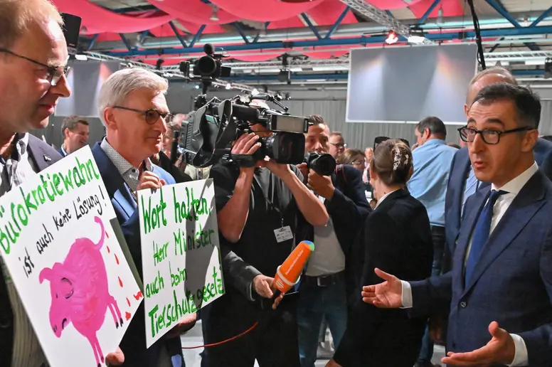 Cem Özdemir spricht mit protestierenden Landwirten beim Deutschen Bauerntag.