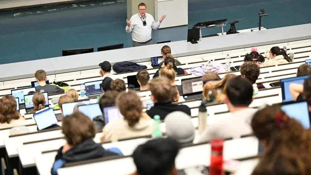 Ein Professor hält an der Universität in Tübingen eine Vorlesung in Praktischer Informatik.