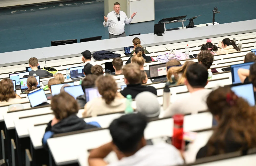 Ein Professor hält an der Universität in Tübingen eine Vorlesung in Praktischer Informatik.